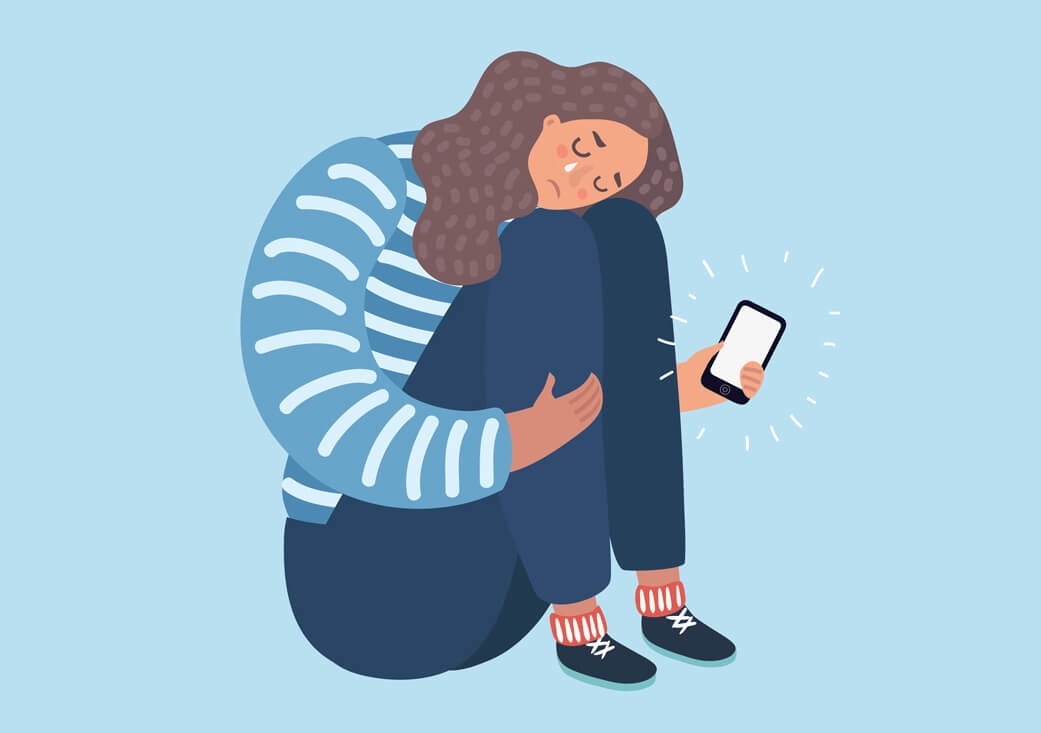 Человек читает на мобильном телефоне в присутствии младенца.